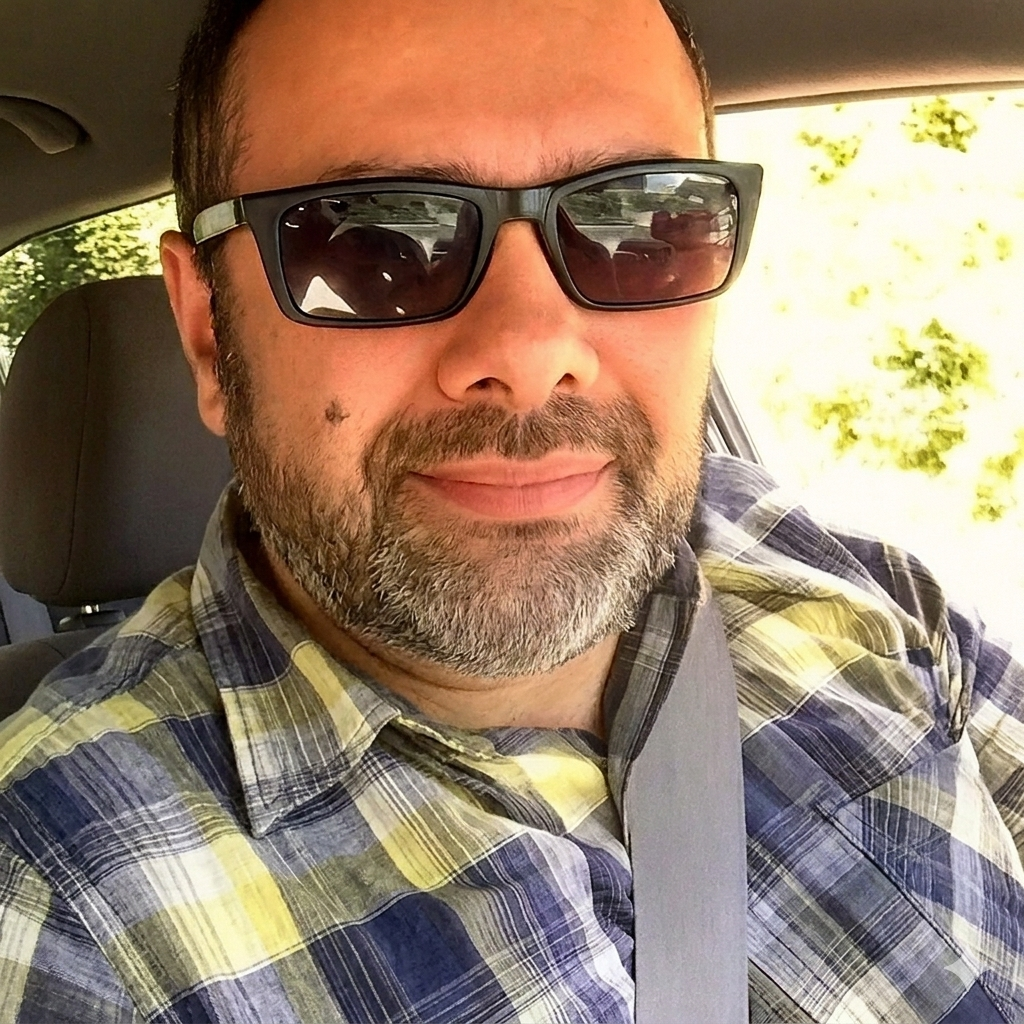 <Foto Mina de 4 Com frasco na mão do cara>